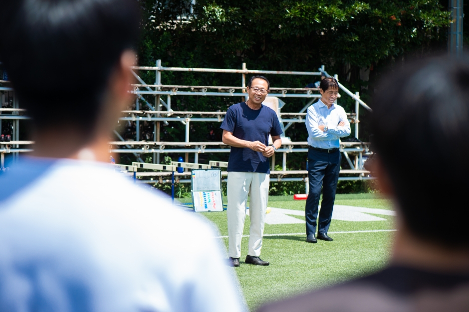 岡田は現役生への訓示に、学生時代ゆえのチャレンジ精神の大事さを語った(撮影:幡原裕治)