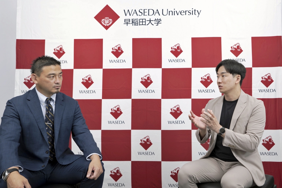 早稲田スポーツミュージアムで対談する五郎丸と斎藤（撮影：石垣星児）