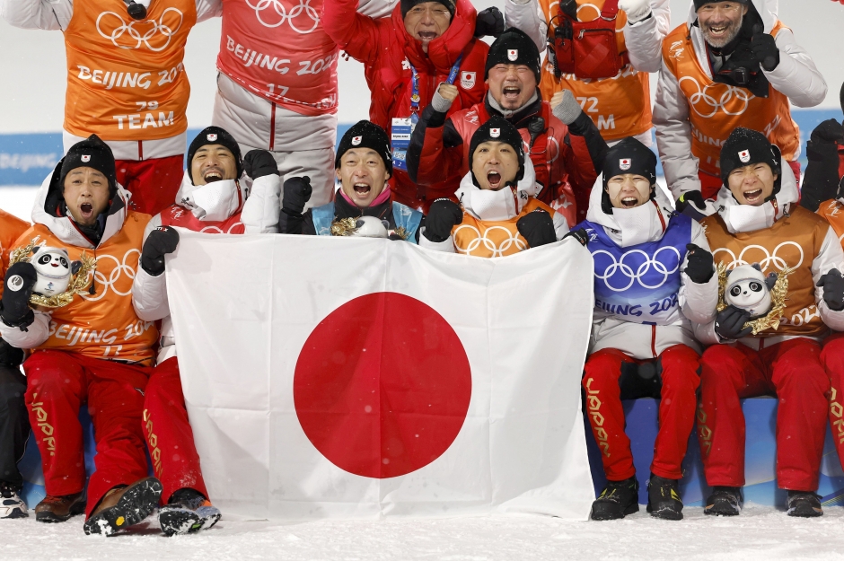 団体戦で銅メダルを獲得し記念撮影する日本チーム。（前列左２人目から）渡部善選手、永井選手、渡部暁選手、山本選手、谷地選手と河野コーチ（後列右）。まさに早大スキー部一丸といえる表彰台だった