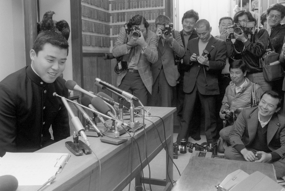 1979年のドラフト会議で、意中の阪神タイガースに指名され会見する岡田