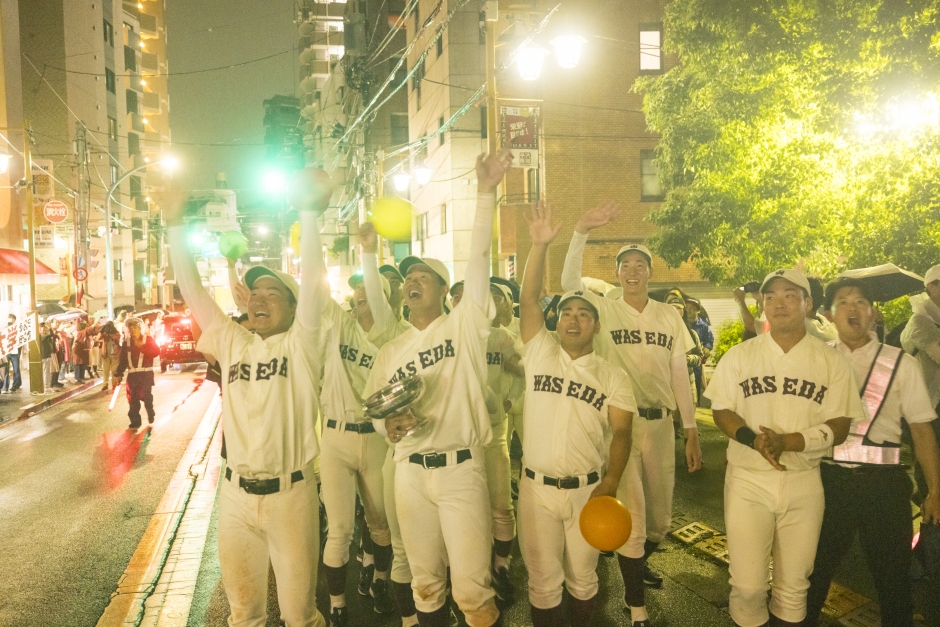 野球部、感謝の優勝パレード 神宮から早稲田まで『紺碧の空』で喜び分