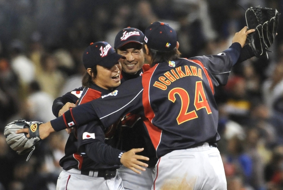WBCで2連覇を達成し、喜ぶ青木選手（左）＝共同通信