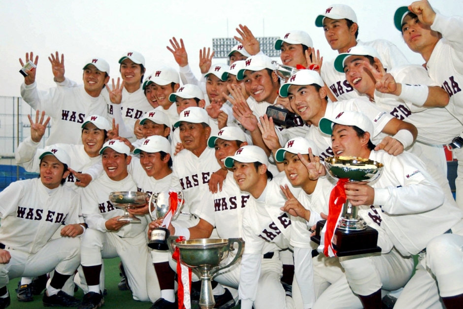 2003年11月、4連覇を達成し記念撮影に納まる青木選手（後列右から3人目）と野村元監督（前列左から4人目）