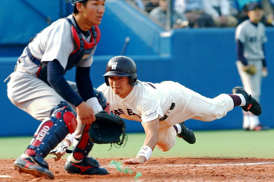 4連覇を全勝優勝で飾った早慶戦2回戦。５回表二死一塁、鳥谷さんの右翼線二塁打で一塁から生還した青木選手（共同通信）