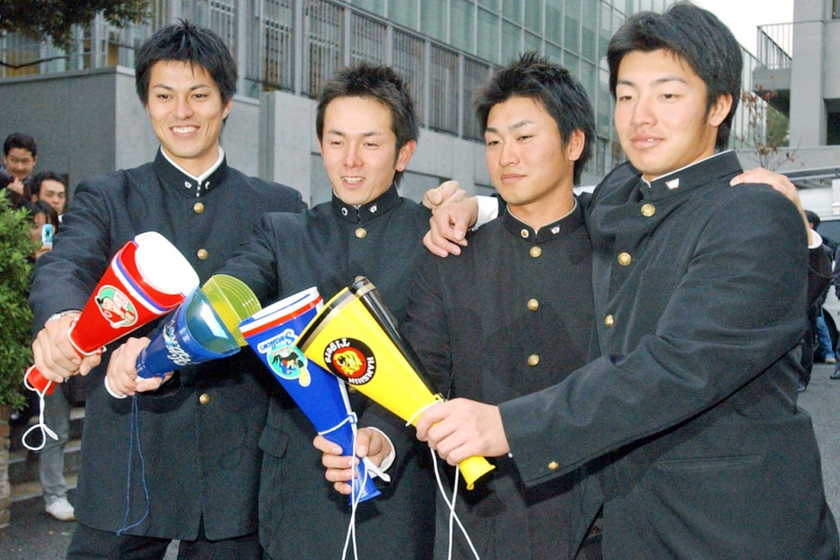 2003年11月、早稲田大学野球部から4名の選手がドラフトで指名されポーズ。左から比嘉寿光内野手（広島）、由田慎太郎外野手（オリックス）、青木宣親外野手（ヤクルト）、鳥谷敬内野手（阪神）＝共同通信