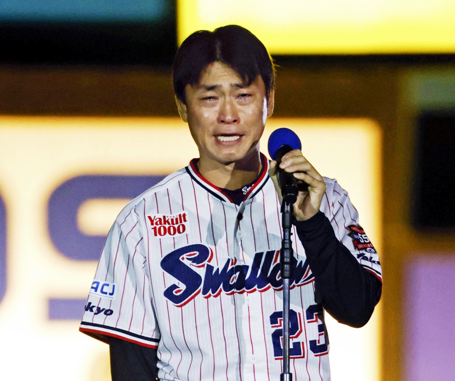 引退セレモニーであいさつし、感極まる青木選手（共同通信）