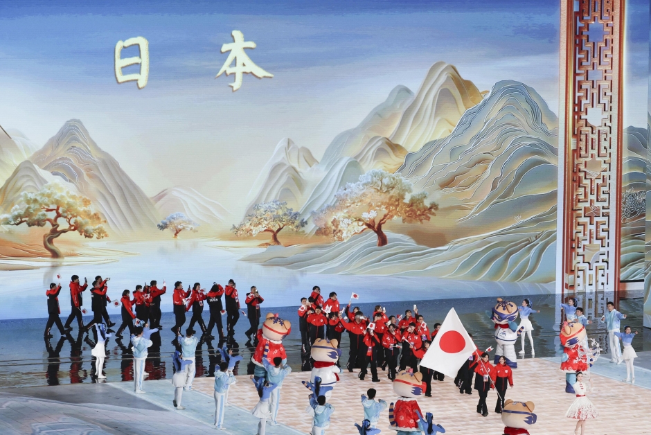 開会式で入場行進する日本選手団（共同）