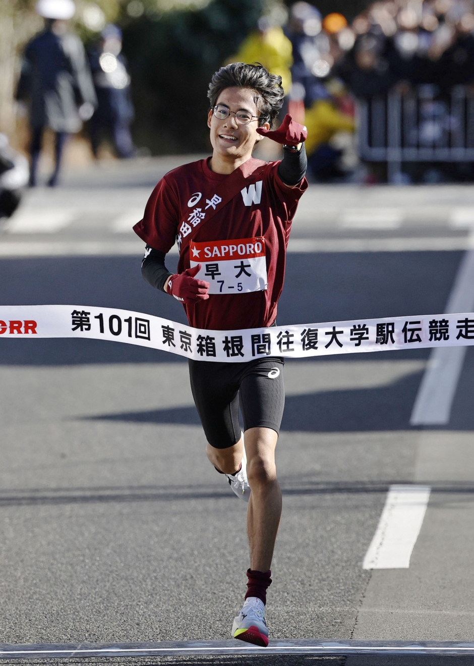 往路3位でゴールする早大の工藤慎作(共同通信)