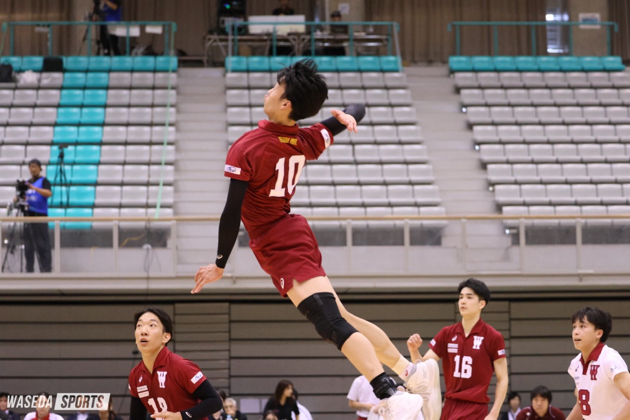 バレー部男子 選手たちが躍動して中大に勝利し、3年ぶりの優勝を達成