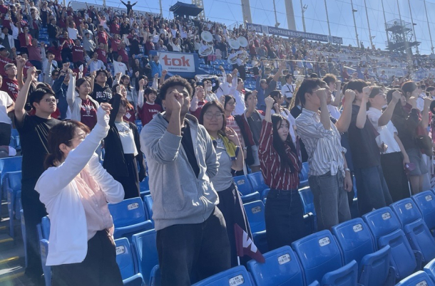 選手たちにエールを送る学生たち