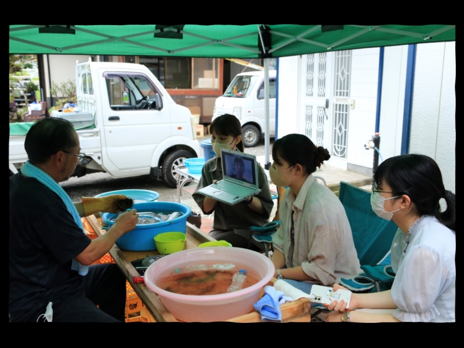 「地域の課題に学生視点で挑む」<br />
実際の地域が抱える課題について、課題分析・情報収集・企画立案など、グループワークを通じてチームで解決策を提案する課題解決型ワークショップです。現地でのフィールドワークや地域住民へのヒアリングを重ね地域社会への理解を深めます。地域を学びの場として、地方創生に携われる点が大きな特色です。<br />
<br />
■実施時期：（夏季）7月～9月（春季）1月～3月<br />
■募集時期：（夏季）6月（春季）12月<br />
※決定次第、教育連携課サイト＆Wasedaメール等で告知<br />
#社会に貢献したい　＃多様な知見を深めたい　＃仕事を理解したい　#キャリアを考えたい