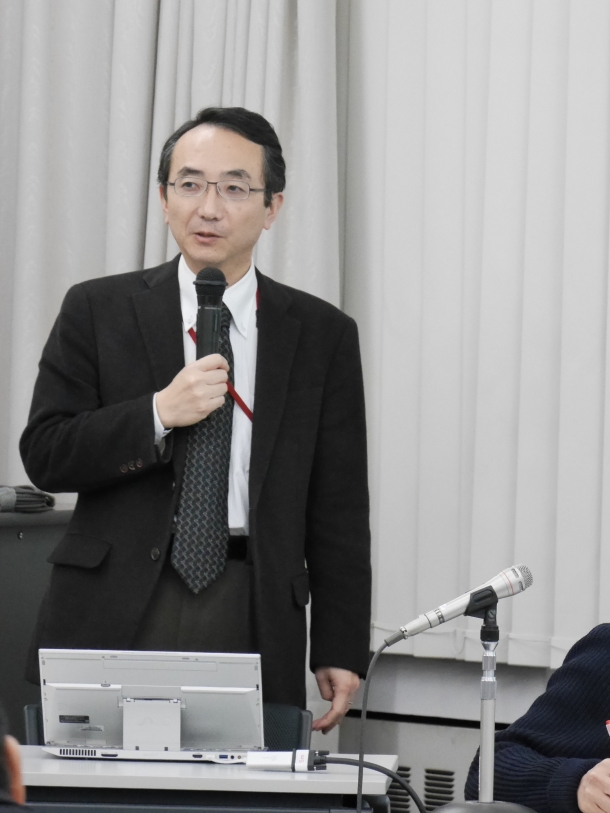 発表を行う山名教授
