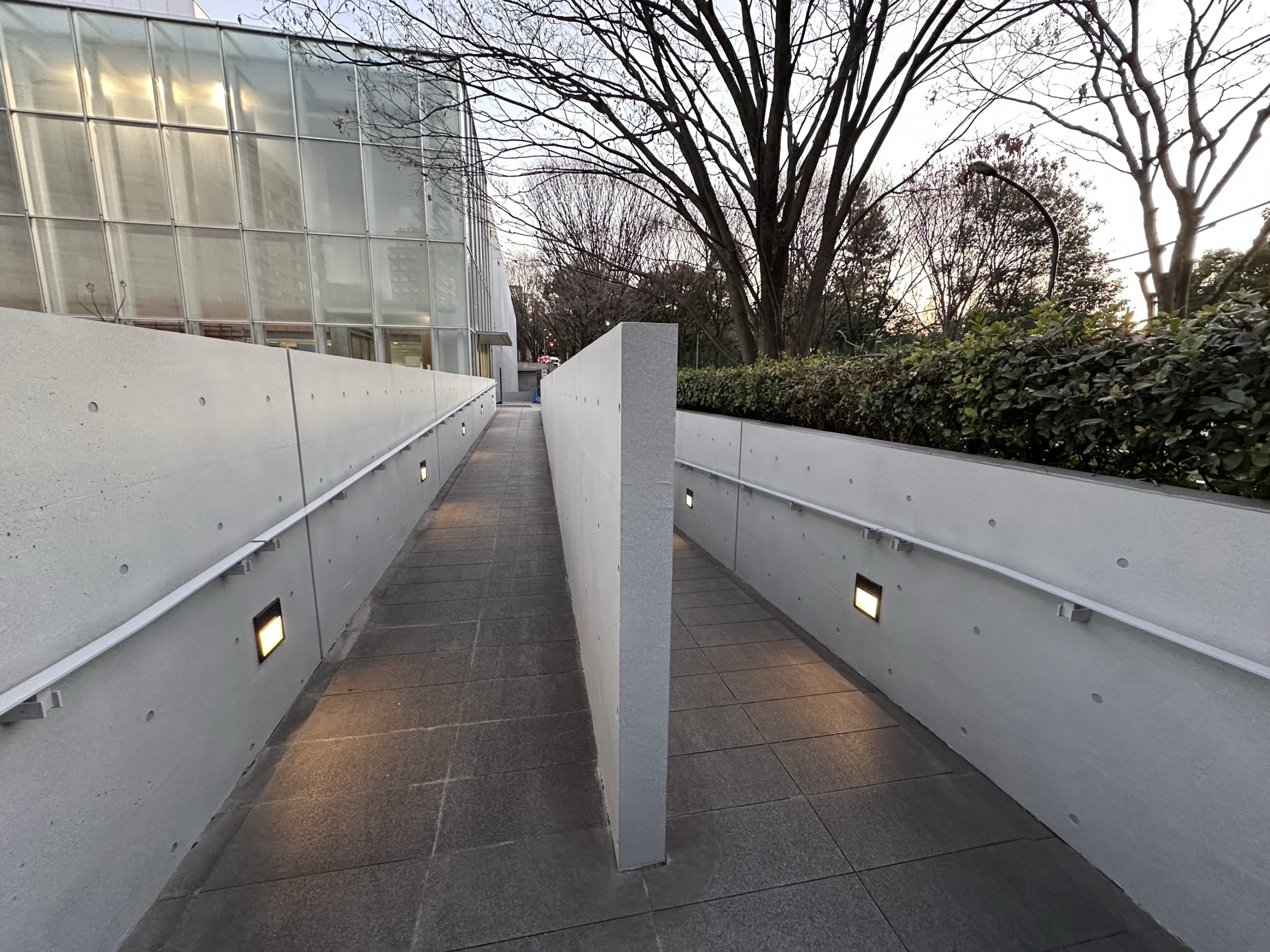 写真⑫差替_30号館学生会館スロープ – 早稲田大学 ダイバーシティ推進室