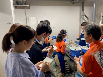 Close-up ! Polaris  ~ Three Students Observe Plastic Bottle Washing ~