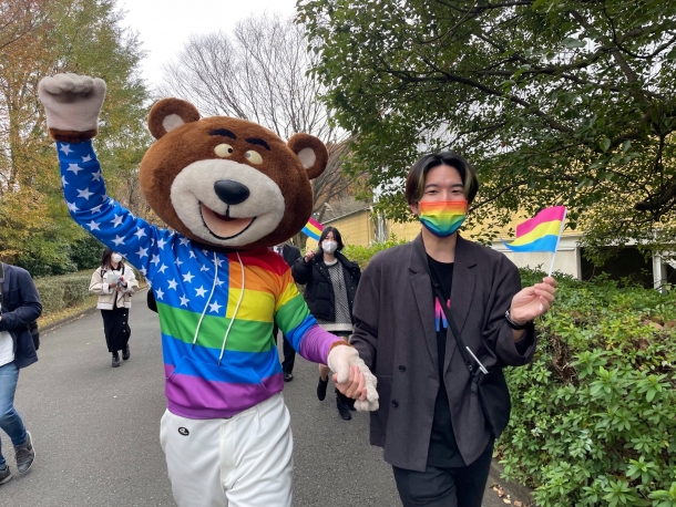 キャンパスを歩くワセダベアと人々