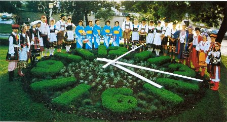 花時計に集まったパラナ民芸祭参加グループ