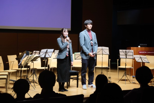 司会を行う筆者　上手（ICC photo） 