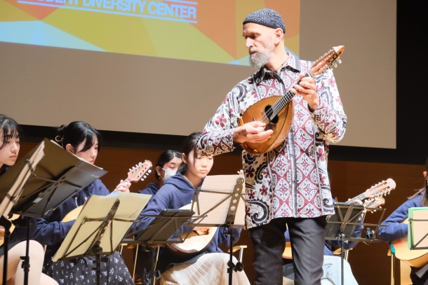 ICC Mandolin Night にてマンドリンを演奏するカルロ氏（ICC photo）
