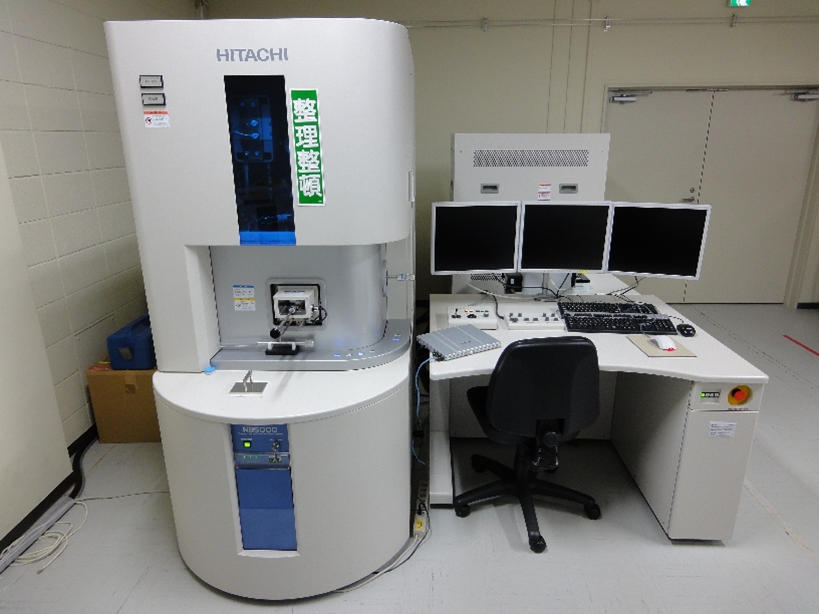 FIB加工中の同時SEM観察可、～×800k、試料サイズ最大30mmφ。EDAX分析可。STEM観察可。