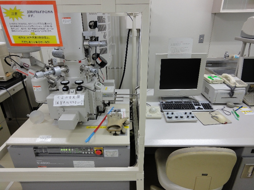 試料サイズ最大20mm角　セミインレンズ方式による高分解能（～×600k）　EDAXによる元素分析<br />
