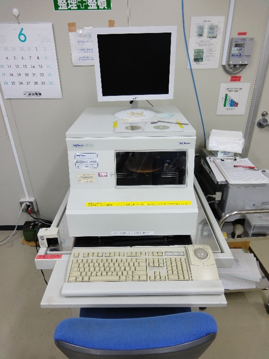 触針式段差計<br />
基板サイズ～8“<br />
針の曲率半径　2 μm<br />
nm ～300 μmの高さ測定可能