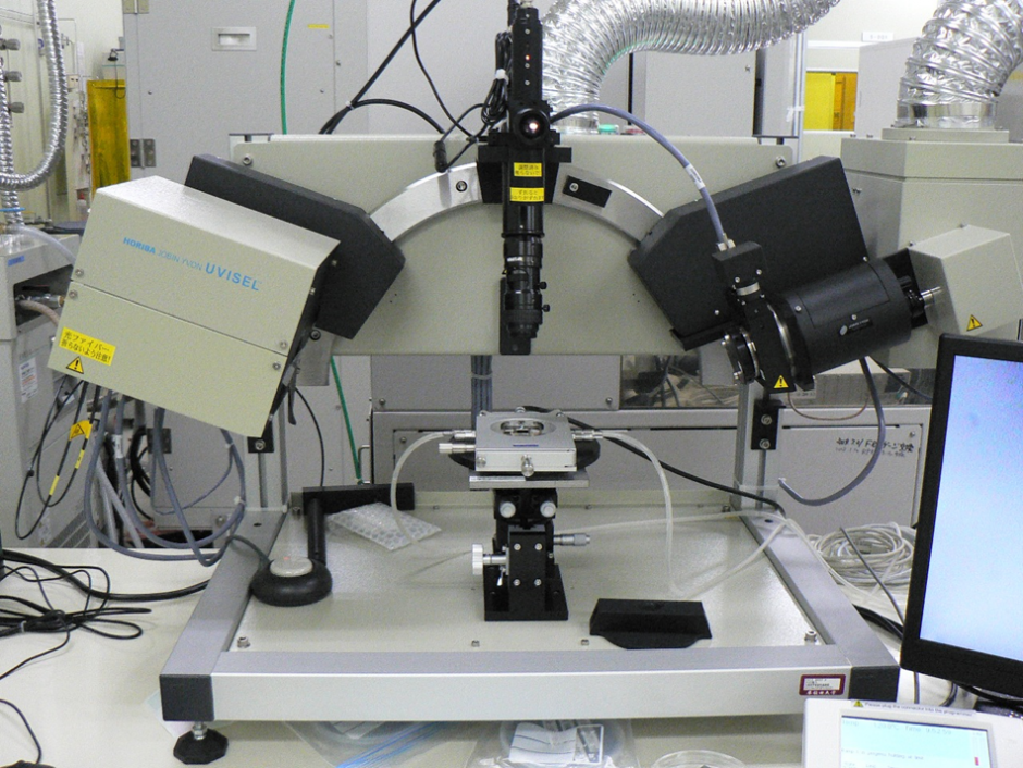 波長範囲：190-2100 nm<br />
150 mmウェハ対応、XY軸はマニュアルステージ<br />
サンプル加熱機構あり。
