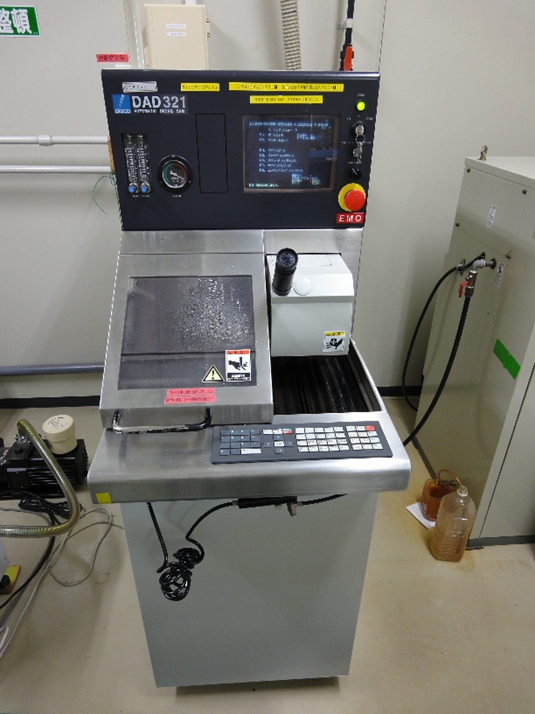 φ6“対応のマニュアルダイシングソー<br />
最大ワークサイズ　160×160 mm<br />
切削可能範囲　X軸：192 mm　Y軸：162 mm<br />
Z軸有効ストローク：28.2 mm<br />
回転数範囲：3,000-4,000 RPM