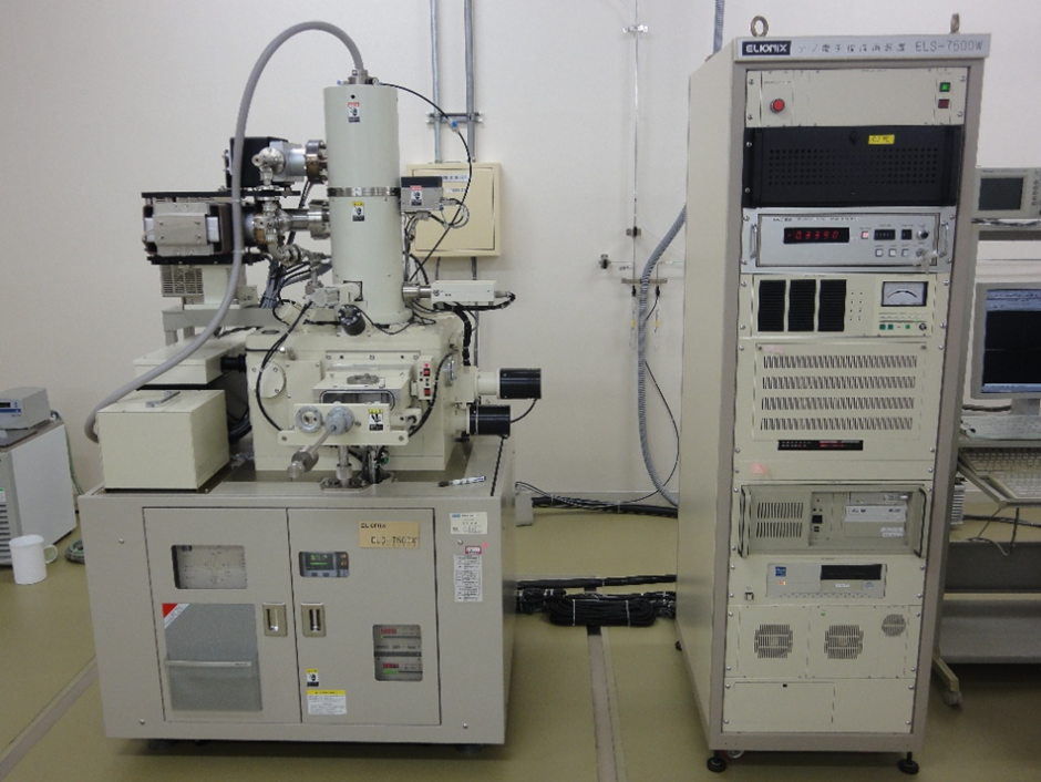 加速電圧：50 kV<br />
ビーム電流：1E-12～5E-8 A<br />
ビームサイズ：2 nm<br />
最小描画線幅：10 nm<br />
つなぎ精度：50 nm<br />
重ね精度：60 nm<br />
試料サイズ：小片～4インチφ、4インチ角