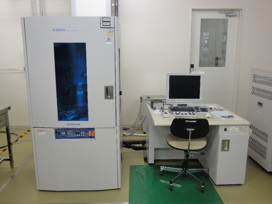 分解能：0.4 nm (30 kV)<br />
倍率：×800～2000k<br />
加速電圧：0.5～30 kV<br />
試料サイズ：<br />
 5×9.5×3.5 mm（平面）<br />
 2×6.5×5 mm（断面）<br />

