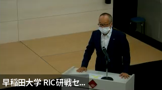 開会あいさつをする、本学理事（研究推進担当）の若尾真治