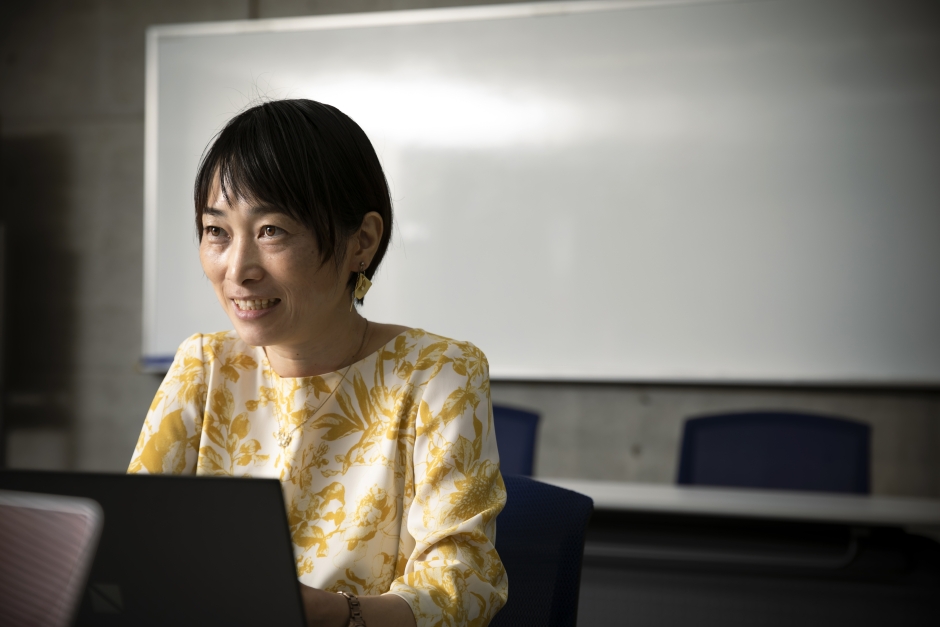石井あゆみ准教授<br />
微弱な近赤外線光を可視光に変換するアップコンバージョンナノ粒子など、見えない光を操作(検出・変換・増幅・偏極)する光電子デバイスやナノ材料を開発している