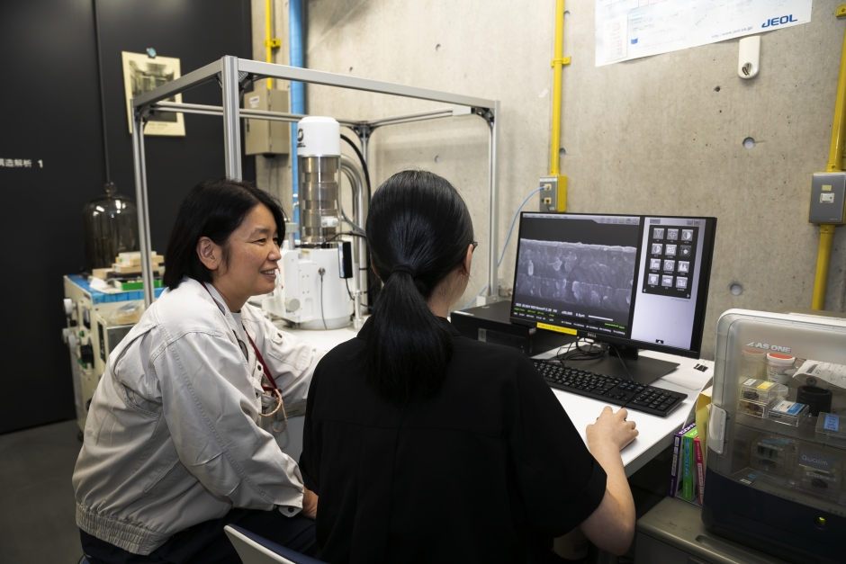 簡易分析走査電子顕微鏡「JSM-IT100LA(JEOL)」の指導