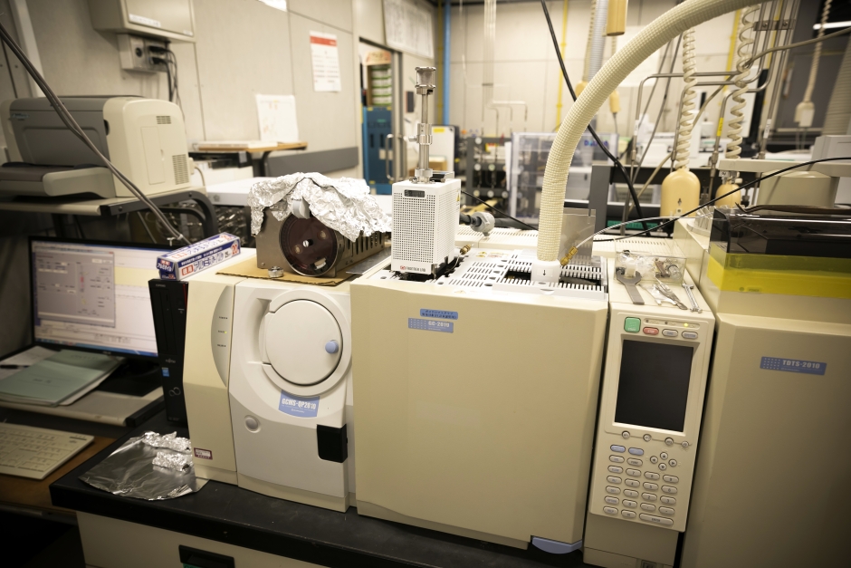 ガスクロマトグラフ質量分析計「GCMS-QP2010(SHIMADZU Corporation)」<br />
プラスチックを瞬時に熱分解して、その分解生成物から元のプラスチックの大気中濃度や、プラスチック添加剤の測定に用いられる