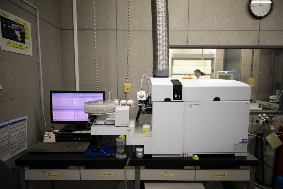 ICP質量分析装置「ICP-MS 7700x(Agilent Technologies)」<br />
雨水、PM2.5、渓流水などに含まれる金属元素などの定量分析が可能