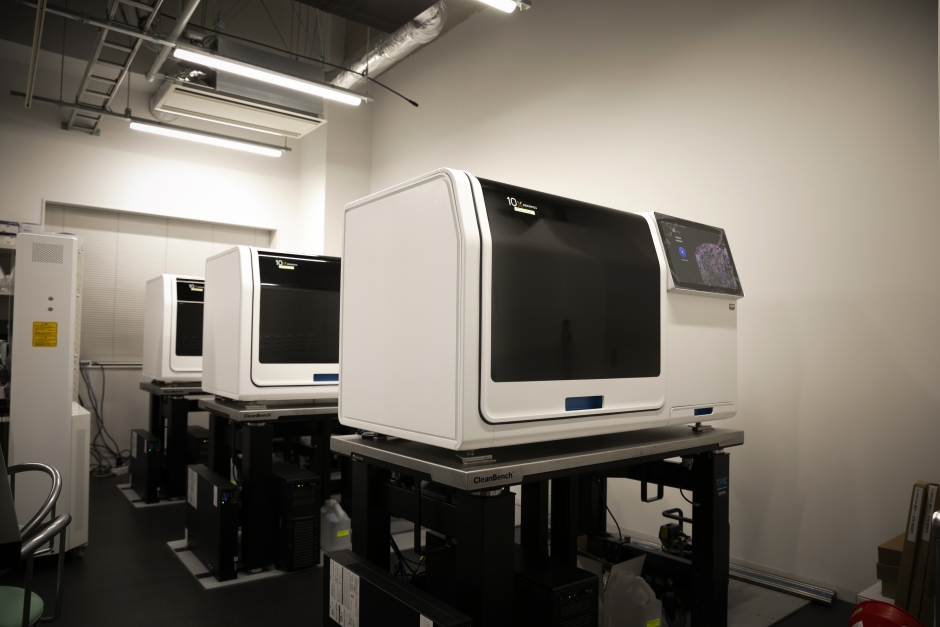 シングルセルの高解像度イメージング、デコーディング、オンボードデータ解析を行う「Xenium (10x genomics)」<br />
空間オミックス解析研究拠点CESOARに3台設置される。同拠点には他に、微小組織採取装置や「Chromium (10x genomics)」「Visium CytAssist (10x genomics)」「Phenocycler (Akoya)」などの解析機器が導入されている