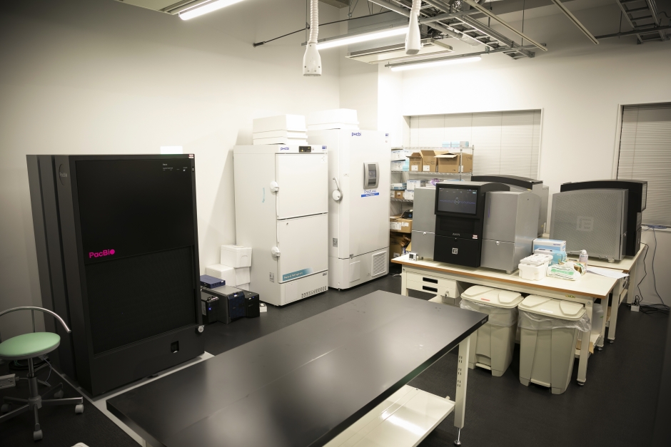 空間オミックス解析拠点CESOARには、「Nextseq2000 (Illumina)」「AVITI (Element)」「Revio (PacBio)」など、複数のシークエンサーも設置される