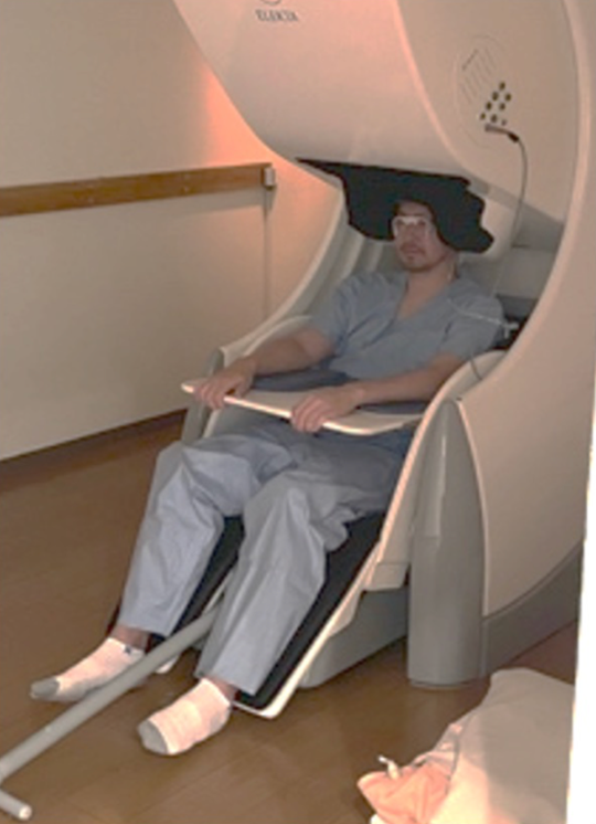MEG(Magneto-Encephalo-Graphy/脳磁図)を用いた脳機能イメージング実験風景脳情報通信融合研究センター(CiNet)での撮影