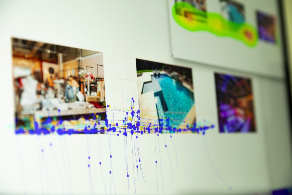 アイトラッキングの分析画面。曖昧文を認識しながら画像を見ると、関係のない画像を除外し、判断に迷う画像を往復した上で、正しいと判断した画像に視点が集まるなど、脳内の処理を時系列で観測できる