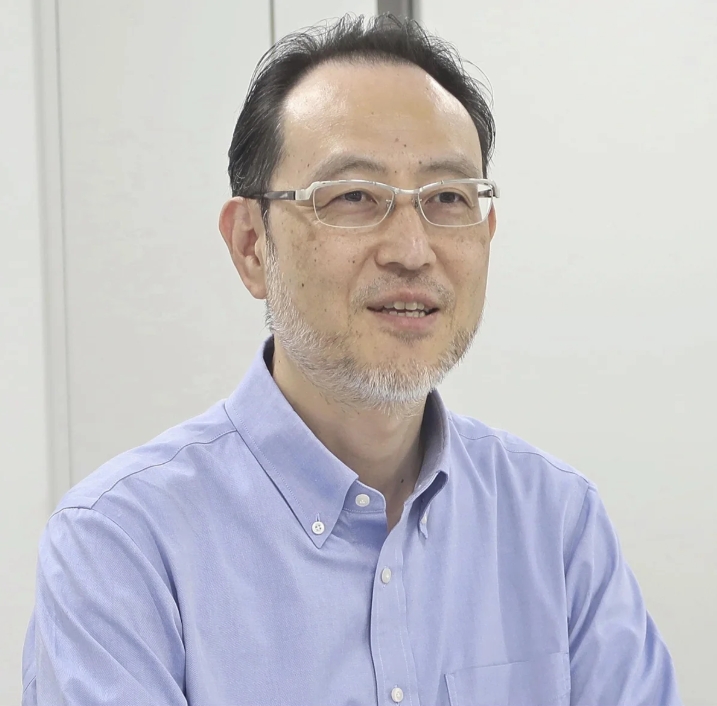説明する早稲田大の天野研究推進部長（東京都新宿区で）Photo: 読売新聞社