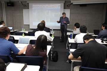 バージニア工科大学（VT)の研究活動について紹介するLong教授（Macromolecules Innovation Institute 所長）