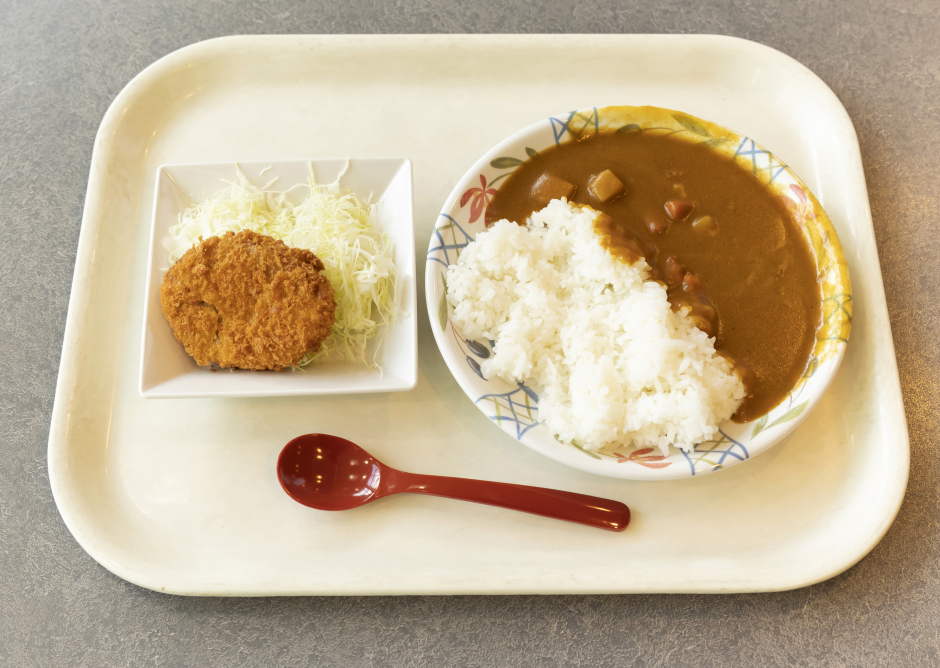 カレーライスセット(カレーライス、牛肉コロッケ、キャベツ)