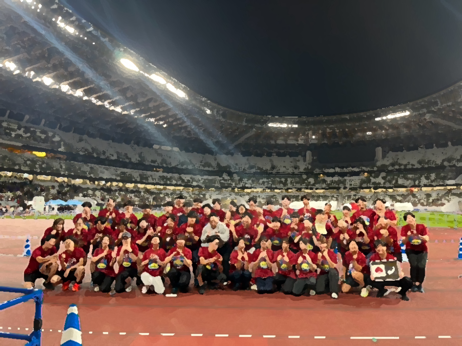 2日目(ナイトリレー終了後に国立競技場のトラックでの集合写真)