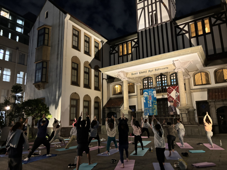 夜の演劇博物館はライトアップされていて、ナイトヨガをするのにぴったりのスポットでした。