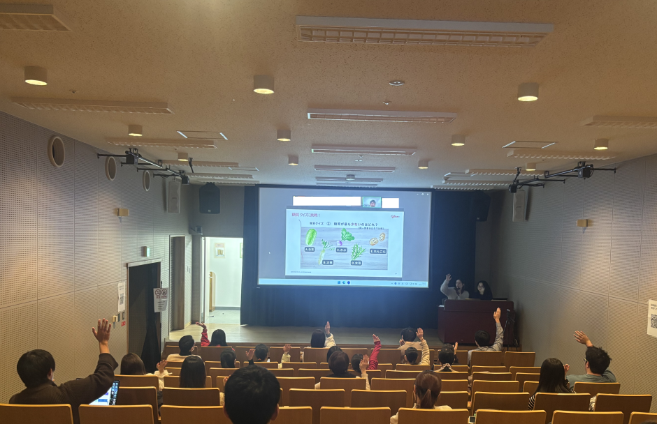 セミナー中、身近な食材に含まれる糖質量を考えるクイズが出題されました。