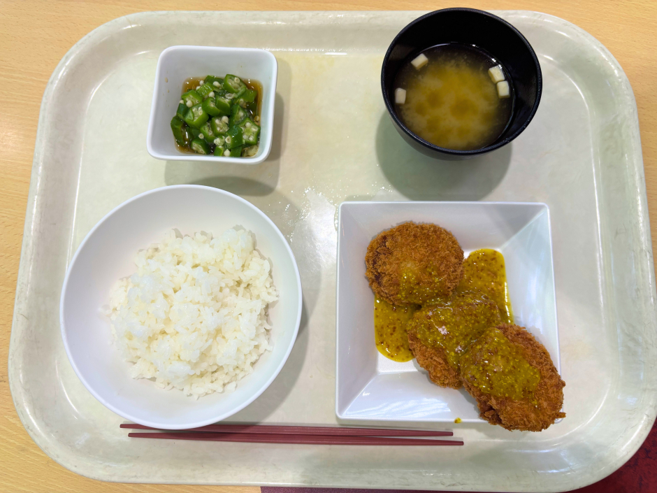 大隈ガーデンハウスにて月曜日提供の定食（鮭チーズメンチ（ハニーマスタード）、オクラおひたし、ライス、味噌汁）