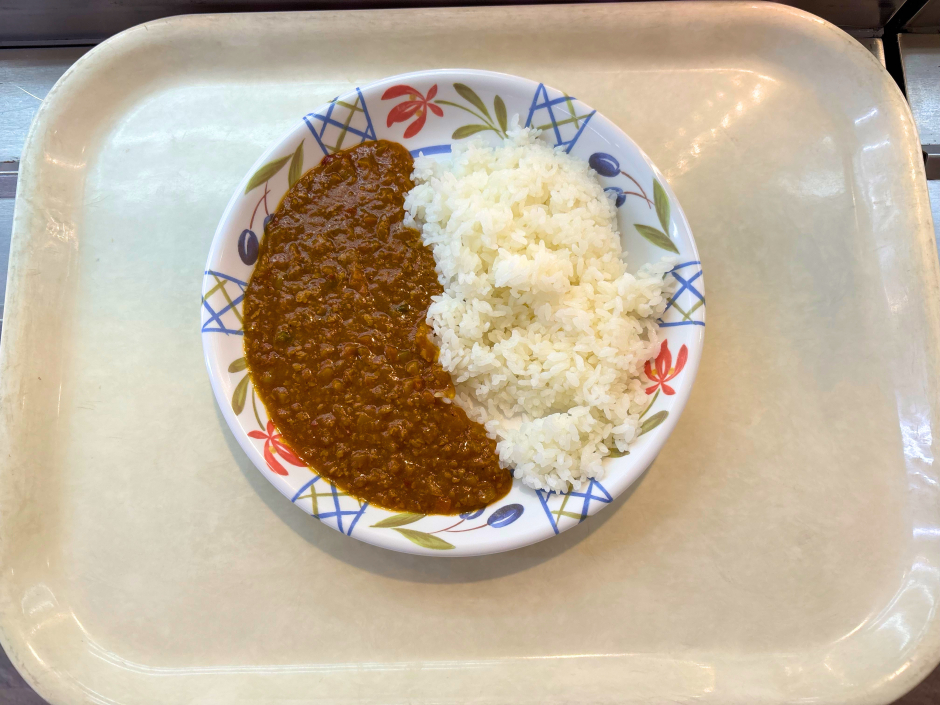 今年初提供のベジカレー（7種の野菜カレー ）。多様な食のニーズにも対応しています。