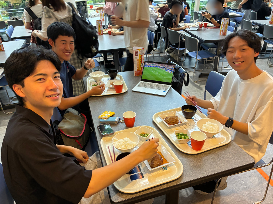 サッカーワールドカップで日本代表の活躍を観戦しながらご利用の学生