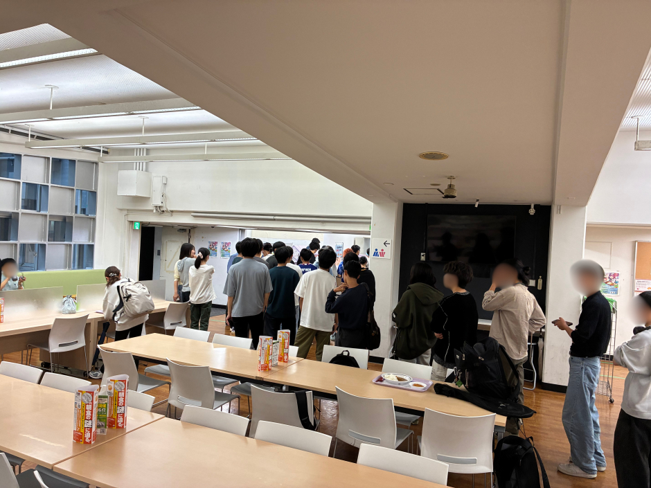 理工カフェテリアにて