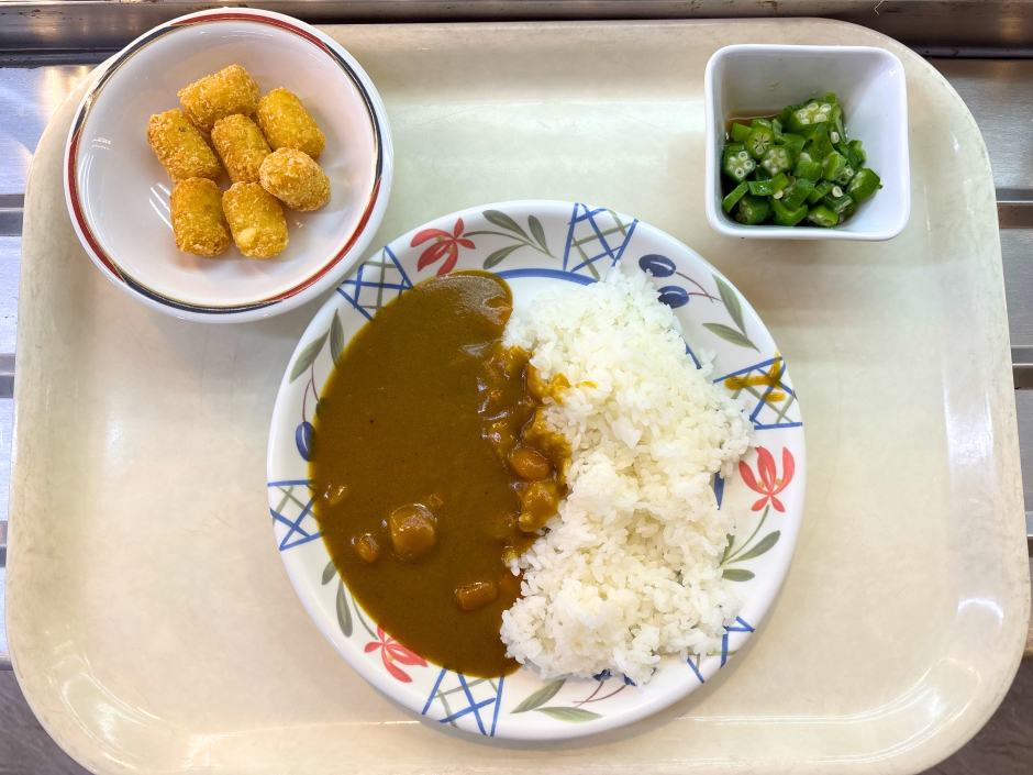 カレーセット（カレーライス、ハッシュポテト、小鉢）