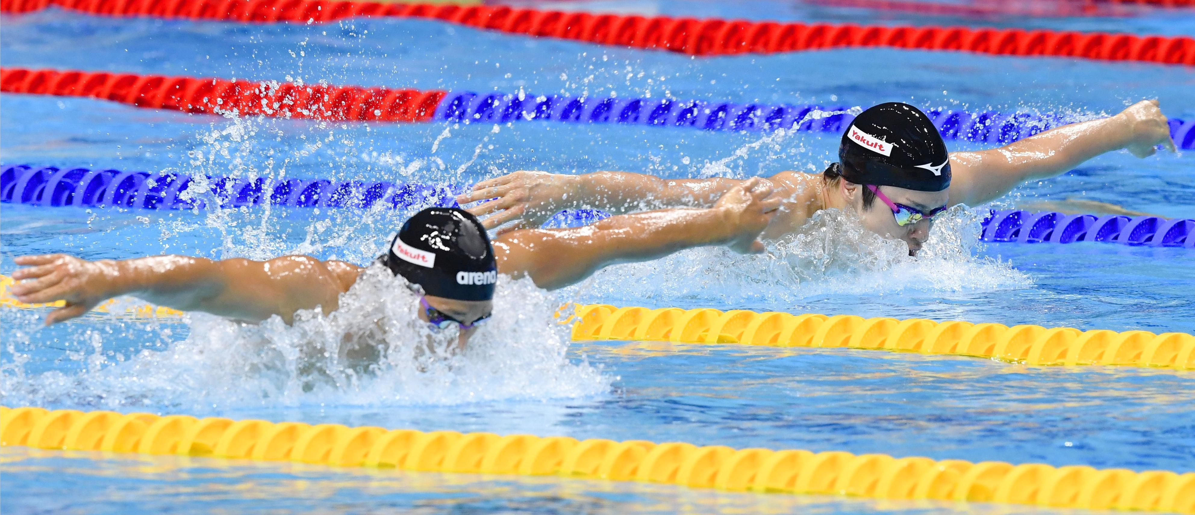 男子200mバタフライ準決勝 競り合う坂井聖人選手(右)と瀬戸大也選手=ブダペスト(共同)